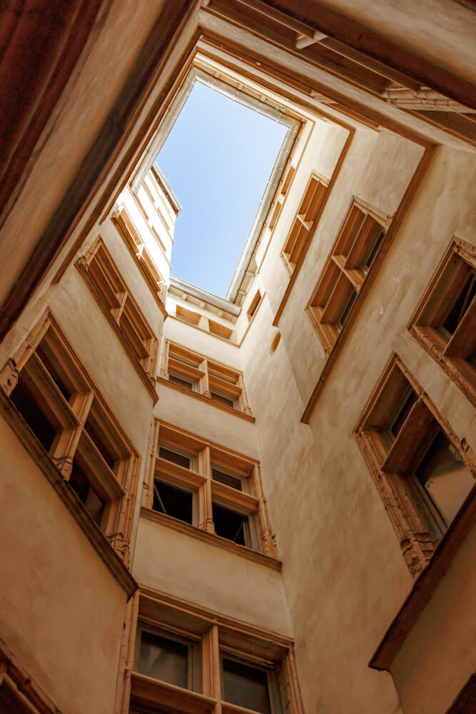 Vieux Lyon traboule France travelinmypocket